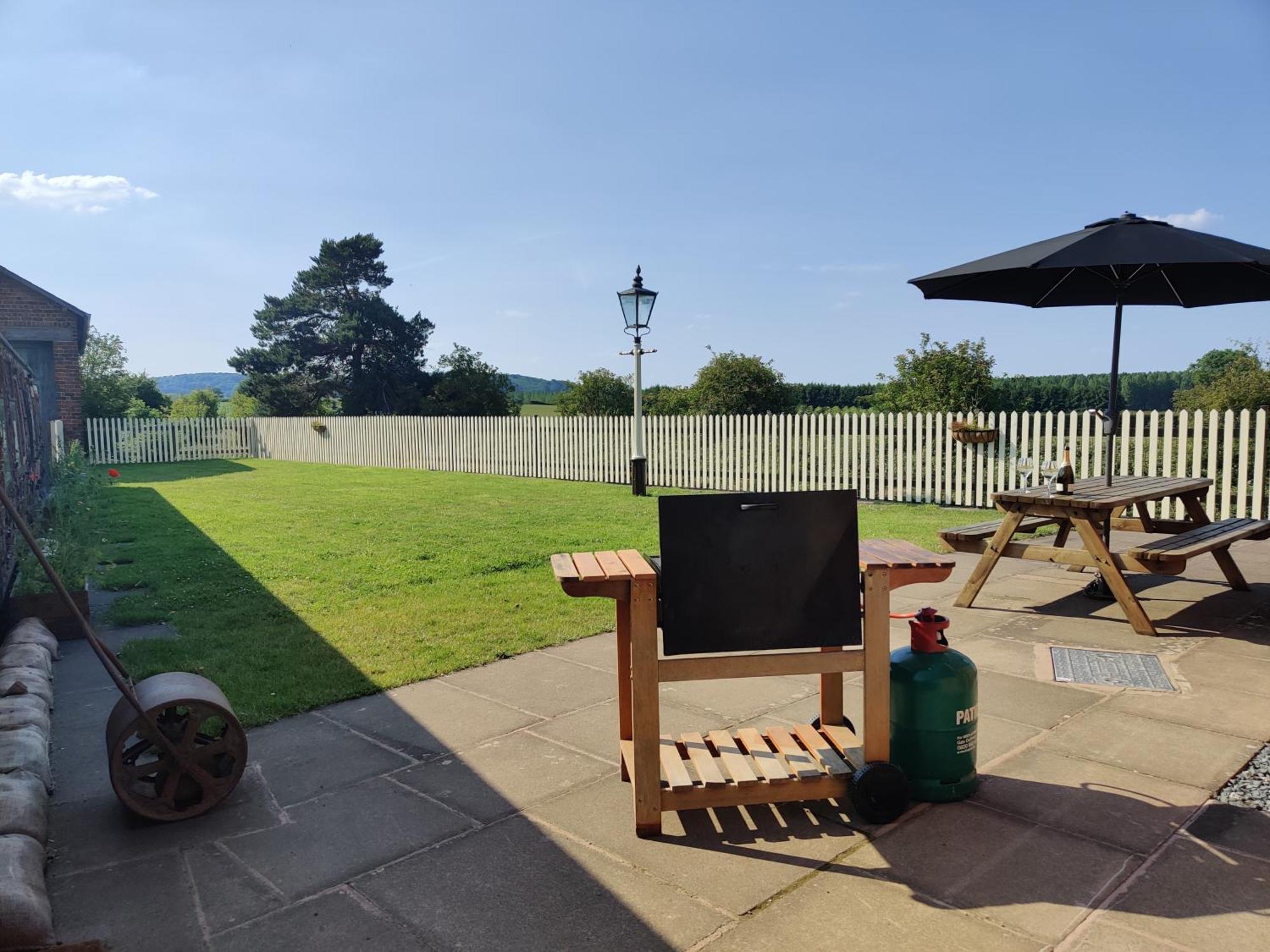 The Waiting Room, Stoke Edith Station, Tarrington Hereford Exterior foto